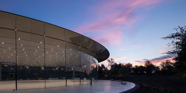 Steve Jobs Theatre, ganhou o prestigioso prêmio de engenharia "Structural Art"