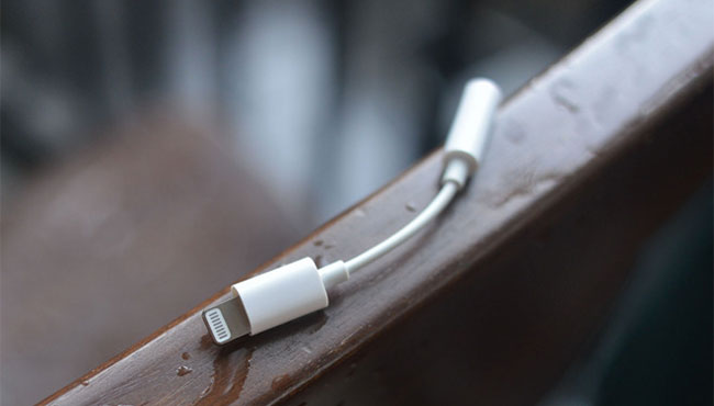 Um possível cabo adaptador Lightning para 'iPhone 7' aparece